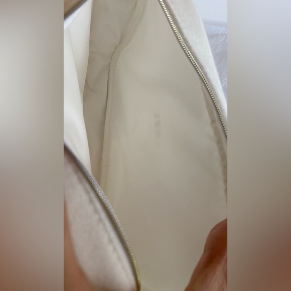 COPY - Chanel Beauty White and gold felt cosmetic pouch with zipper. 100% authe… - Picture 5 of 8